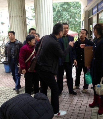 ���Ӿܽ�4Ԫͣ܇�M(f��i)ŭ�Ᵽ�� ��(d��ng)��˺���Ԫ�nƱ