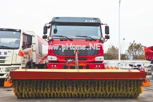 ܇ǰ�b�НLˢ��؛܇���Ɍ�·��ķeѩ�ߵ�·߅��һ��������ѩ�����������������o�S�Ʊ���ѩ܇����ѩ�P܇���ϑ�(zh��n)����